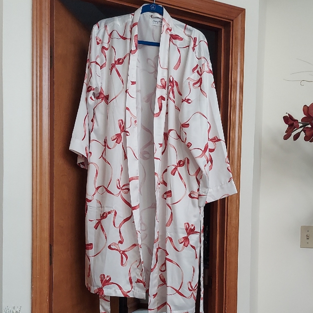 Monique Lhuillier White and Red Bow Robe